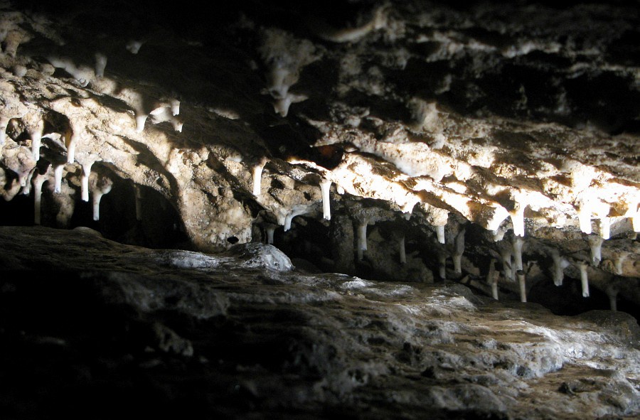 Nenápadne schované brčká sú aj v tejto jaskyni.