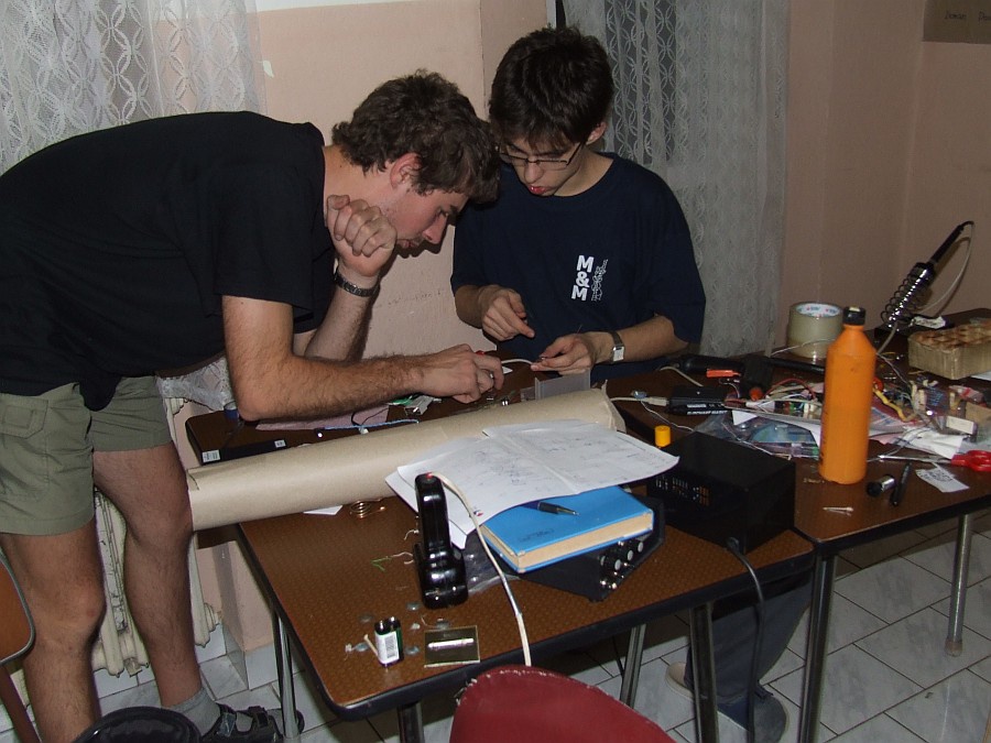 Martin s Martinom nad elektronikou.