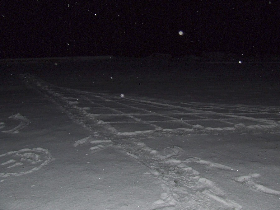 Cez noc nasnežilo a tak môžeme kresliť do snehu.
