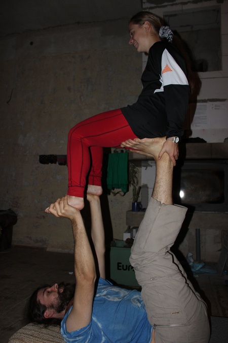 Tom s Kristý cvičí akrojógu