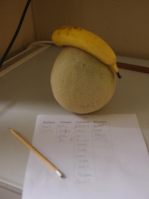Pan meloun s panem banánem dozorují rozcvičky.