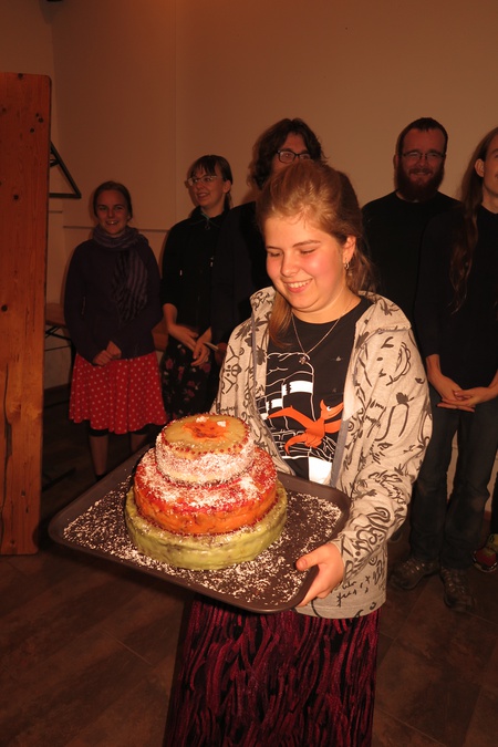 Nejúspěšnější řešitelka Kačka dostala dort, který pekla Kristý.