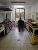 Tomáš (Dorcas) v kuchyni.