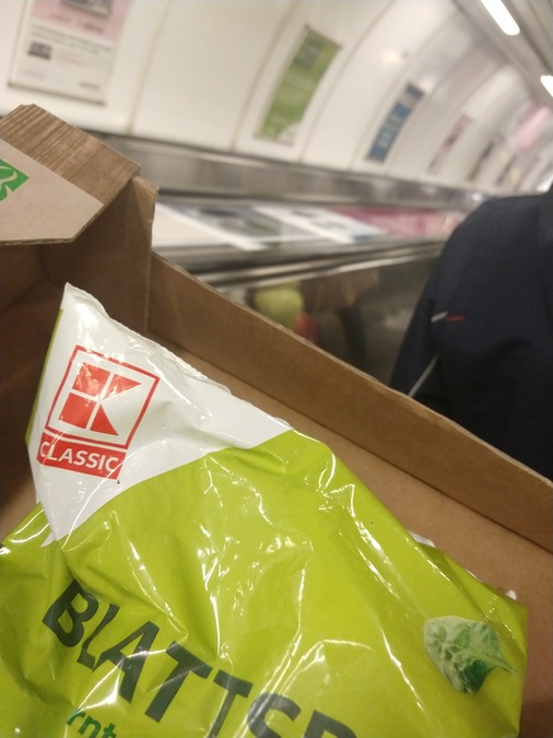 Po překonání strachu z eskalátorů si již špenát připadal ve vlaku soupravy metra jako doma.