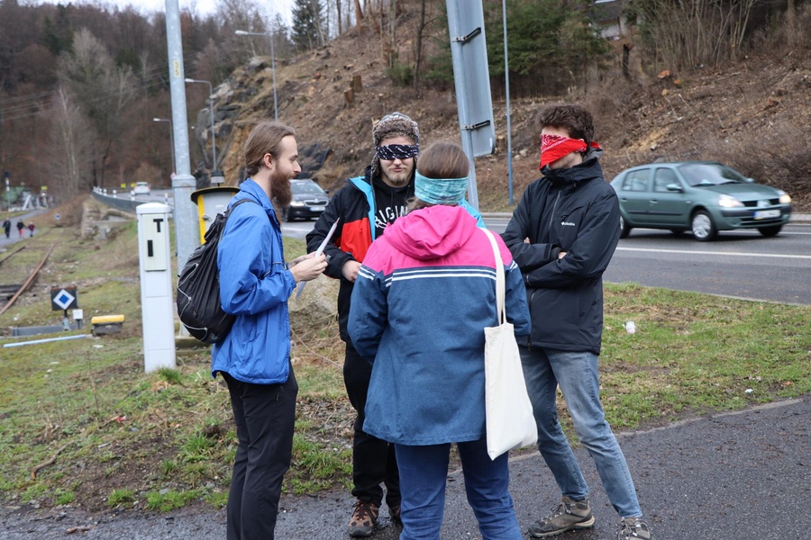 Zahrajeme si takovou hru. Už jste někdy přecházeli silnici poslepu?