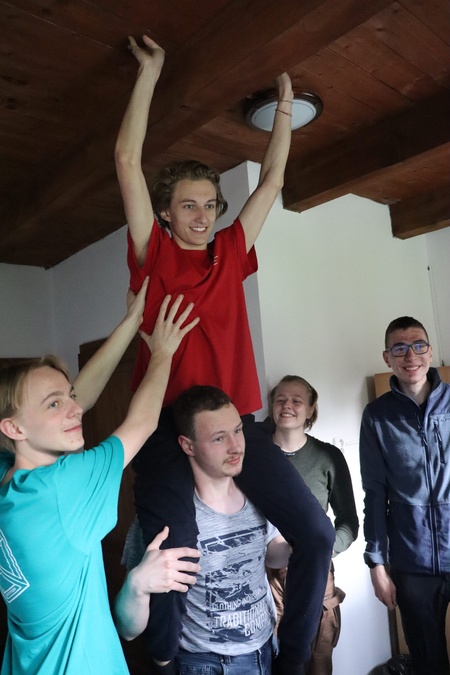Až ke stropu!